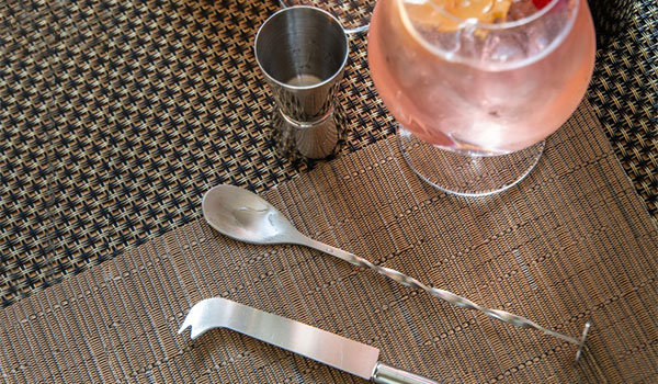 9 ustensile pentru cocktailuri care nu trebuie să-ți lipsească din barul de acasă